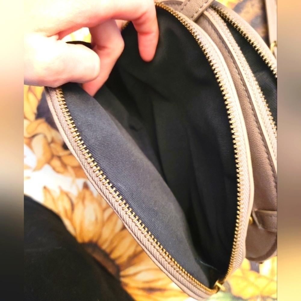 Street Level Crossbody - Picture 4 of 6